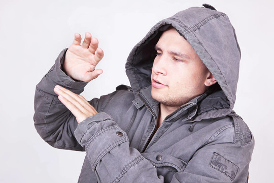 穿冬天衣服的男人。