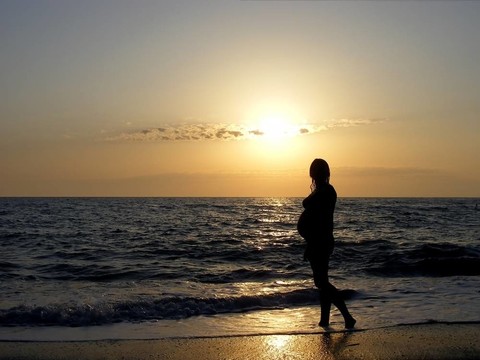 夕陽中的女孩