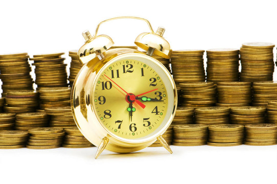 时间是金钱概念与时钟和硬币