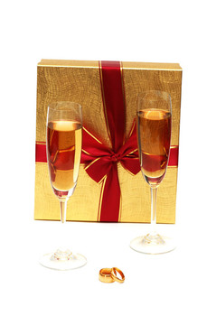 兩個(gè)酒杯；盒子和結(jié)婚戒指
