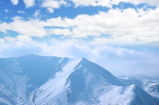 在冬天的雪下的高山