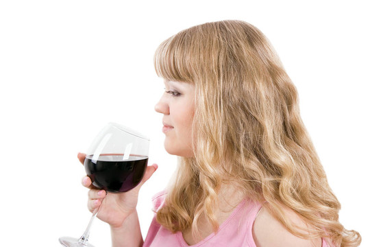 年輕的女人帶著酒杯