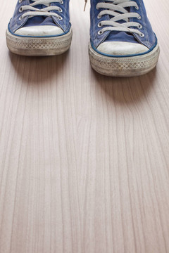 一雙藍(lán)色運(yùn)動(dòng)鞋