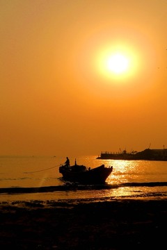 夕陽(yáng)漁船