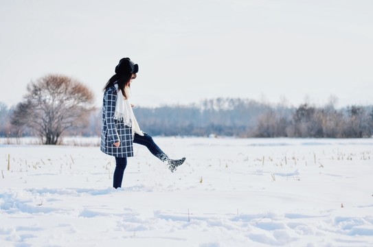 玩雪女孩