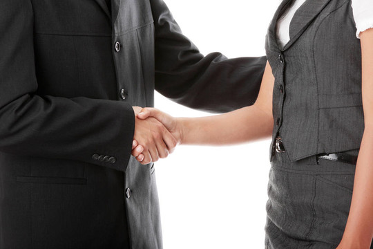 年輕的企業(yè)家夫婦握手