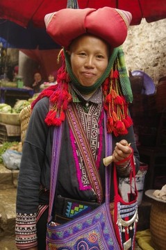 一個從苗族的紅絨球的女人肖像