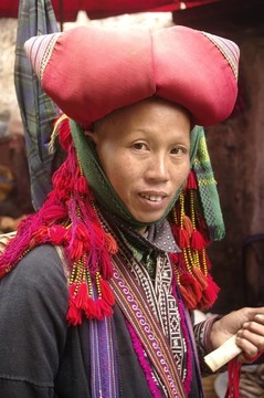 一個從苗族的紅絨球的女人肖像