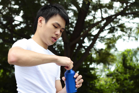 亞洲男人喝一杯