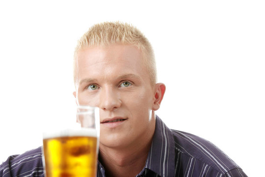 快樂的年輕人拿著一杯啤酒