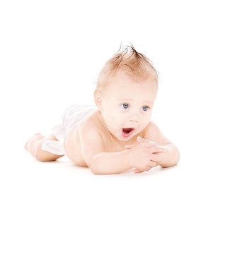 在尿布上打哈欠的嬰兒