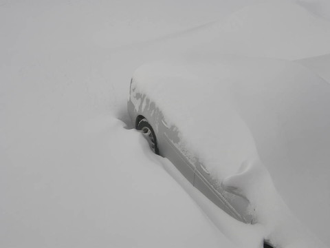埋在雪里的車