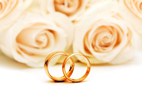白色的玫瑰和結(jié)婚戒指