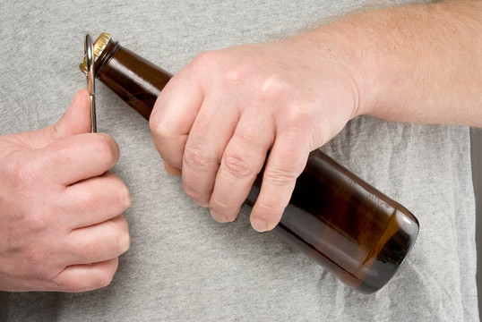 打開一瓶啤酒