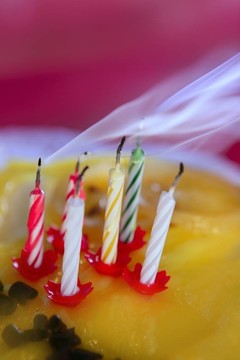 吹生日蛋糕蠟燭的煙霧