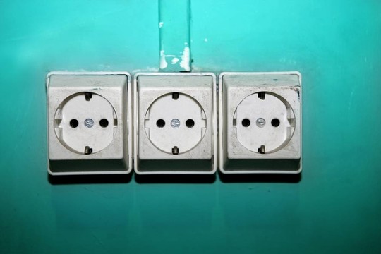 老化的電插頭插座臟過綠色