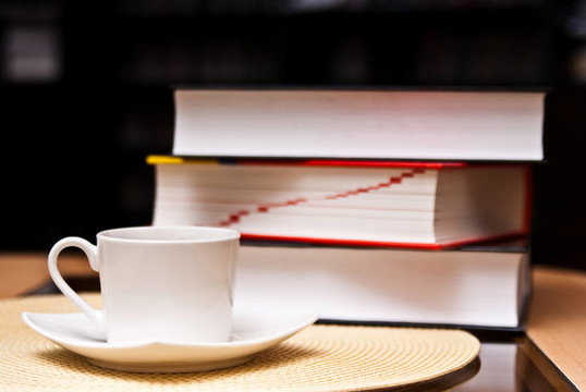 一杯咖啡，打開書