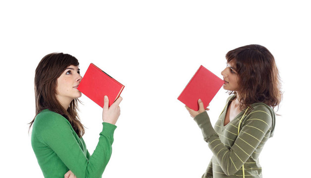 兩個(gè)年輕女孩的思想與書(shū)籍