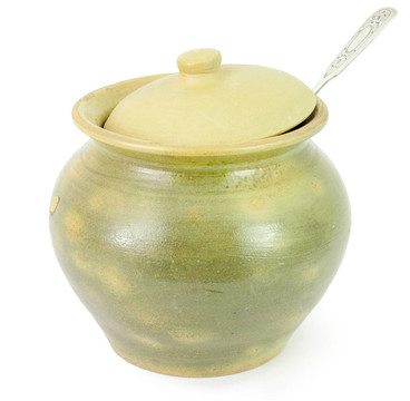 用勺子的舊陶瓷壺