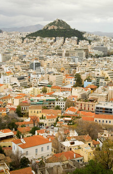在Athens市中心的利卡維托斯山和紅色屋頂觀；希臘。照片拍攝于Akropolis