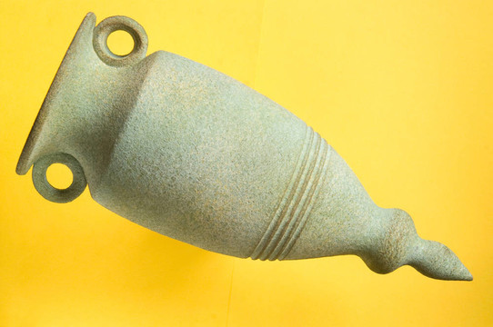 在黃色背景的Amphora