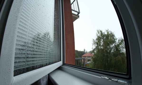 窗上覆蓋著雨滴