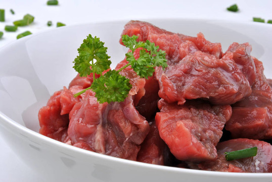新鮮的瘦牛肉切塊牛排一碗