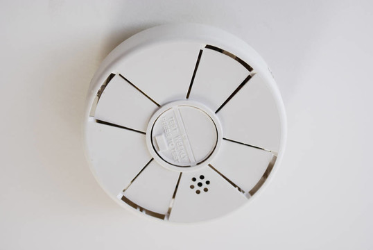 電池操作的天花板煙霧探測器