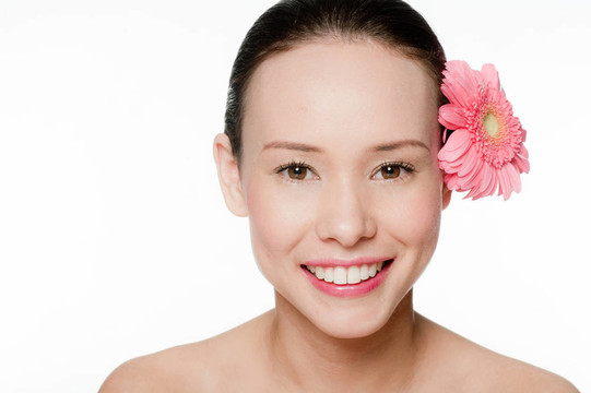 年輕迷人的女人與花