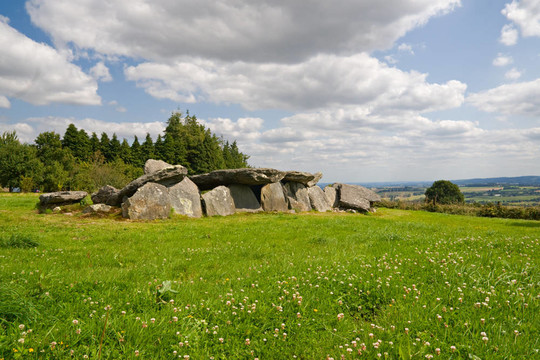 Dolmen。巨石墓在布列塔尼地區(qū)；法國