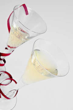 提供兩個(gè)香檳酒杯