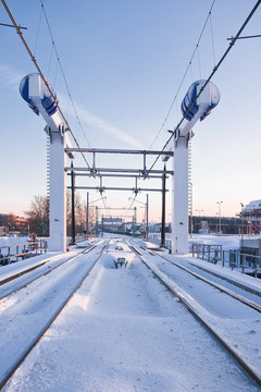 在雪地上的火車起重橋