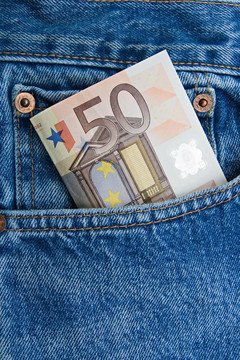 50欧元的音符在一个蓝色的牛仔裤口袋里
