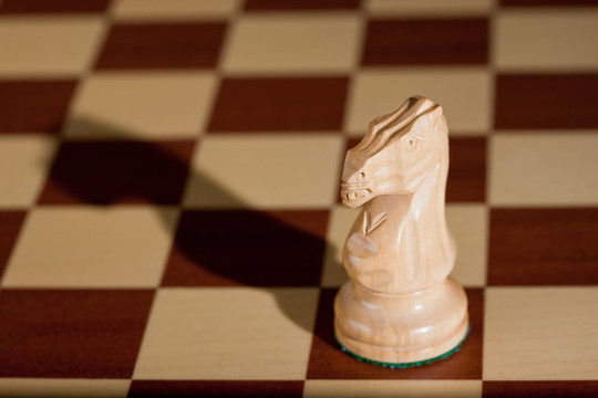 棋子在棋盤的白色騎士。