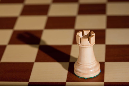 棋子在棋盤白色。