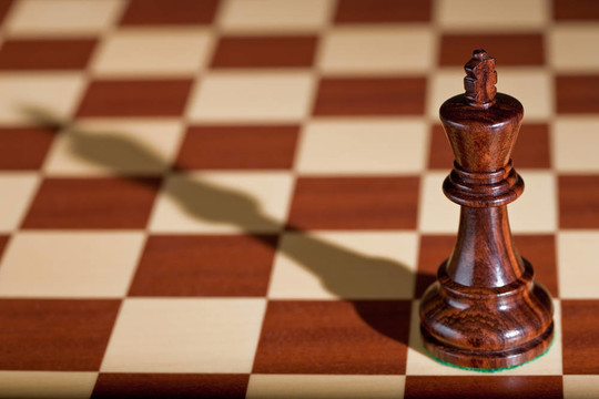 棋子在棋盤上的黑王-。