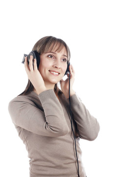 年輕迷人的微笑女孩在耳朵里聽音樂
