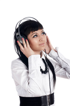 年輕迷人的微笑女孩在耳朵里聽音樂