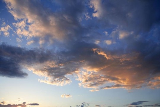 戲劇性的紅色藍(lán)色天空在夕陽(yáng)傍晚的色彩鮮艷