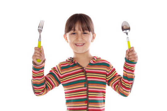 可愛的女孩用叉子和勺子準備午餐