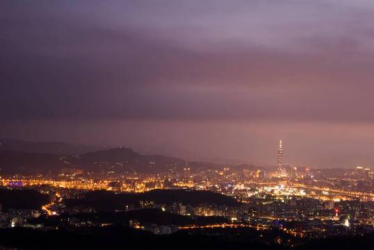霧城風(fēng)景夜