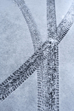 雪地車輪胎痕跡