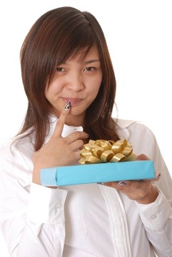 可愛的亞洲女孩的禮物