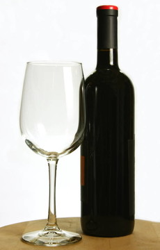 一瓶紅酒和一杯葡萄酒