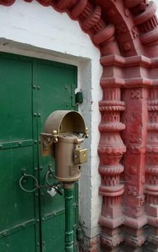 綠色門與青銅鎖股票照片