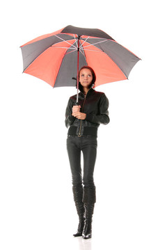 穿黑色和紅色黑色雨傘的女人