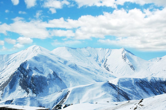 在冬天的雪下的高山