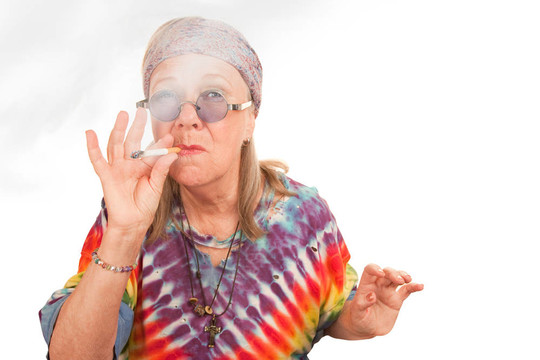 高級(jí)嬉皮抽煙的女人