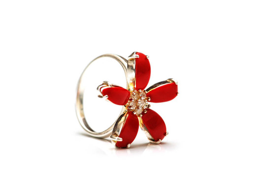 白色的紅色花瓣環(huán)