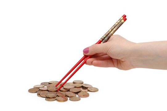 手用紅色筷子吃金幣